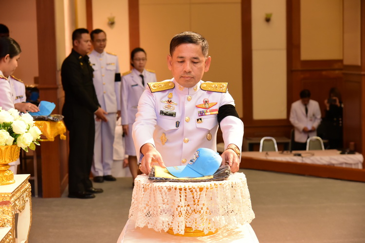 พลตรี นิมิตร์ สะโมทาน ผู้อำนวยการโรงพยาบาลพระมงกุฎเกล้า เป็นประธานในพิธีรับมอบสิ่งของพระราชทาน โครงการจิตอาสาเฉพาะกิจ งานพระราชพิธีถวายพระเพลิงพระบรมศพ พระบาทสมเด็จพระปรมินทรมหาภูมิพลอดุลยเดช