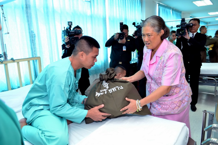 สมเด็จพระเทพรัตนราชสุดาฯ สยามบรมราชกุมารี เสด็จทรงเยี่ยม ผป.ราชการสนาม
