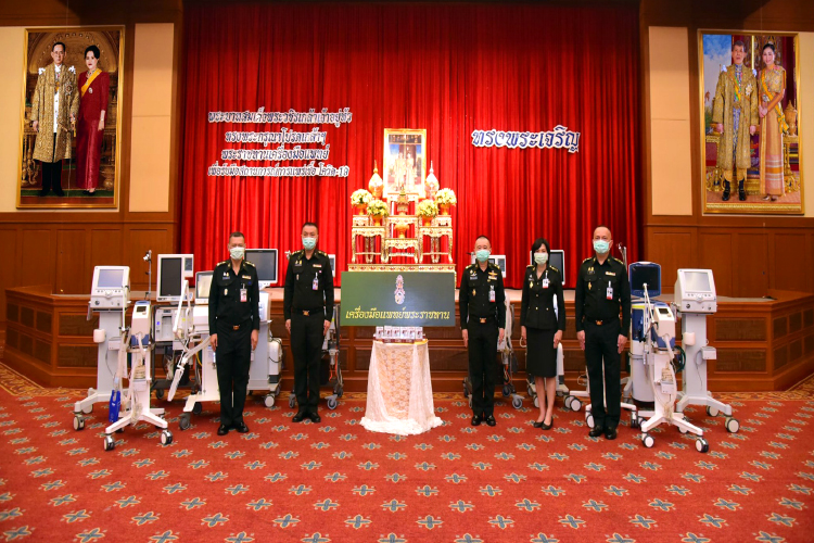พระบาทสมเด็จพระวชิรเกล้าเจ้าอยู่หัว ทรงพระกรุณาโปรดเกล้าฯ พระราชทานเครื่องมือแพทย์ เพื่อรับมือสถานการณ์การแพร่เชื้อ โควิด-19